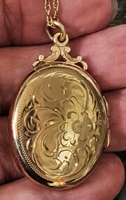 A 10ct Gold Locket & 20" Rope Chain. 12.7g.