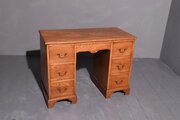 Quality Figured Oak Georgian-style Kneehole Desk