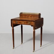 Sheraton Style Ladies Desk Of Desirable Dimensions