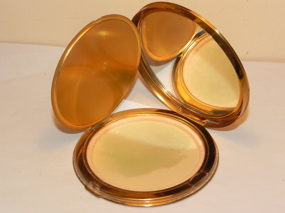 Antiques Atlas Vintage Vogue Vanities Pegasus Powder Compact