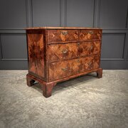 18th Century Kingwood Oyster Chest Of Drawers