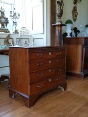Georgian Mahogany Chest Of Drawers With Slide