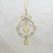 9ct Gold Opal & Diamond Pendant & Chain 