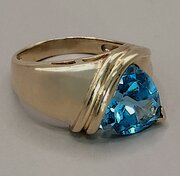 Large 10ct Gold & Blue Topaz Dress Ring. N.5.