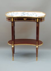 An elegant Kidney Shaped Occas