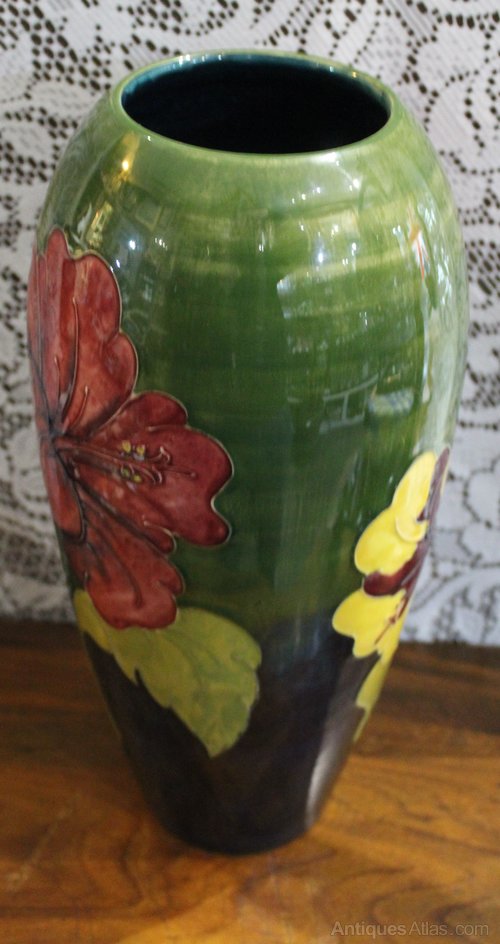 Moorcroft_Hibiscus_Vase_as822a
