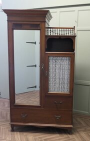 A Charming Oak Single Wardrobe Compactum