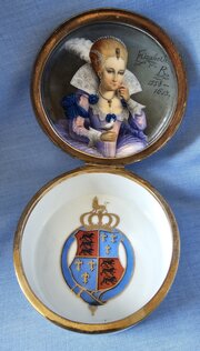 Continental Porcelain Box Made To Commemorate Elizabeth 1st