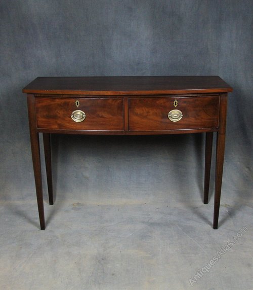 Georgian Mahogany Bow Front Side Table / Server