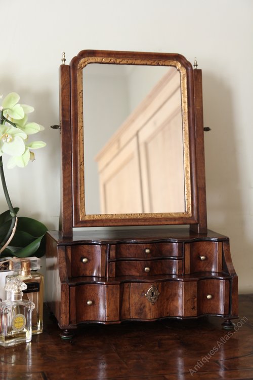 Early 18th Century Walnut Toilet Box Mirror V378