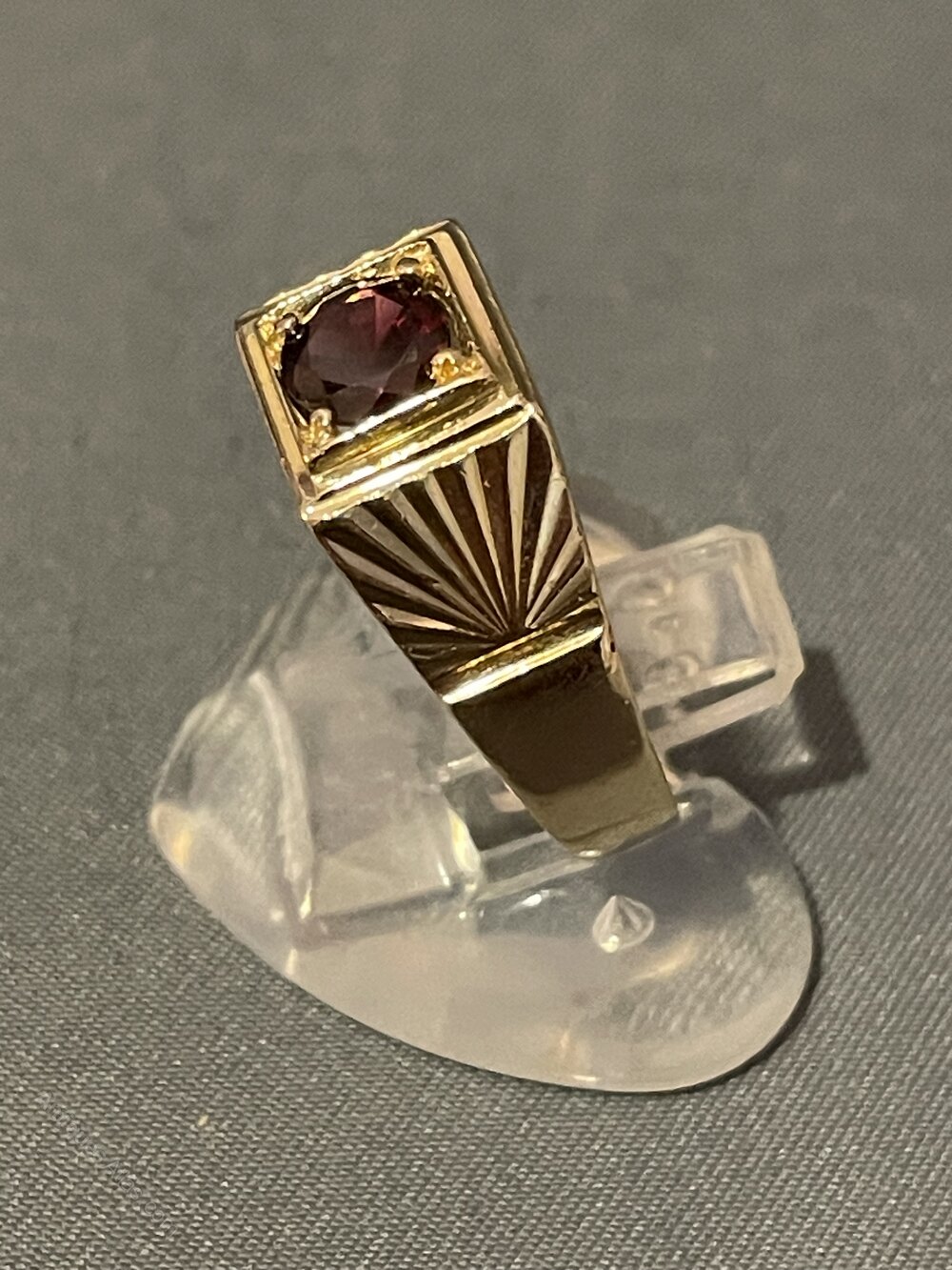 Antiques Atlas - 9ct Garnet Signet Ring as218a4064 / XeLSE-625