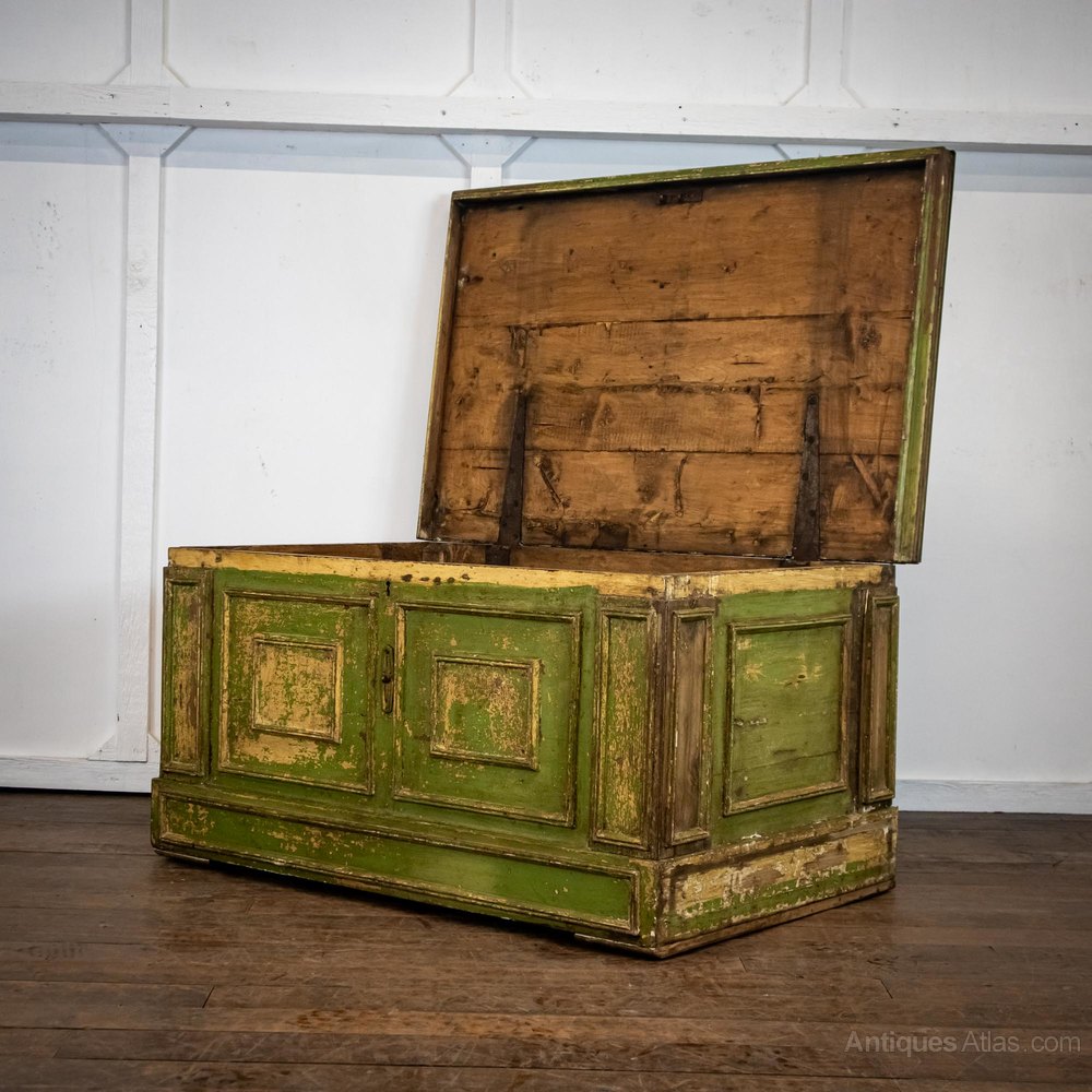 Distressed Painted Trunk / Coffee Table Antiques Atlas