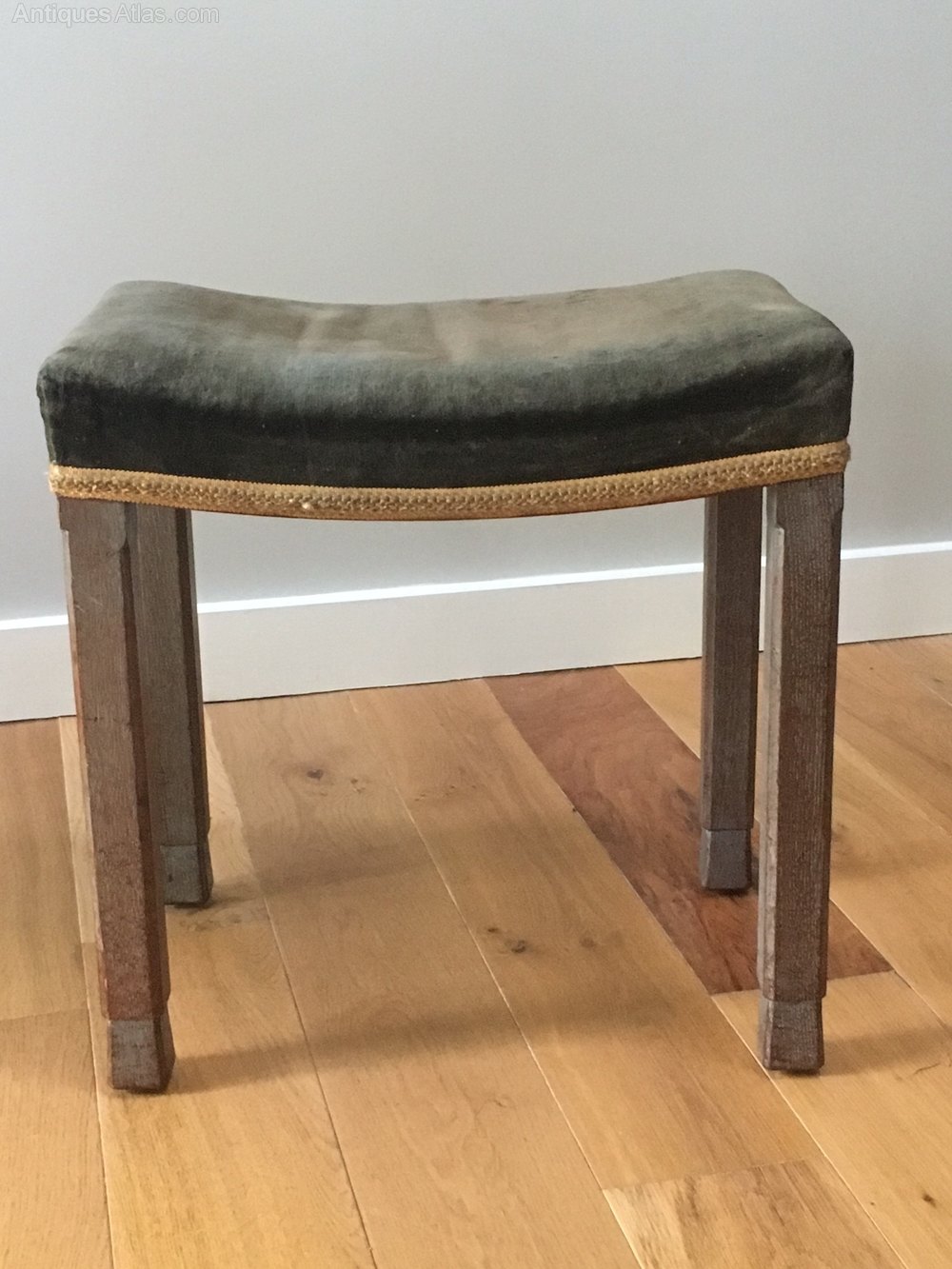 VI Coronation Stool as180a072 /