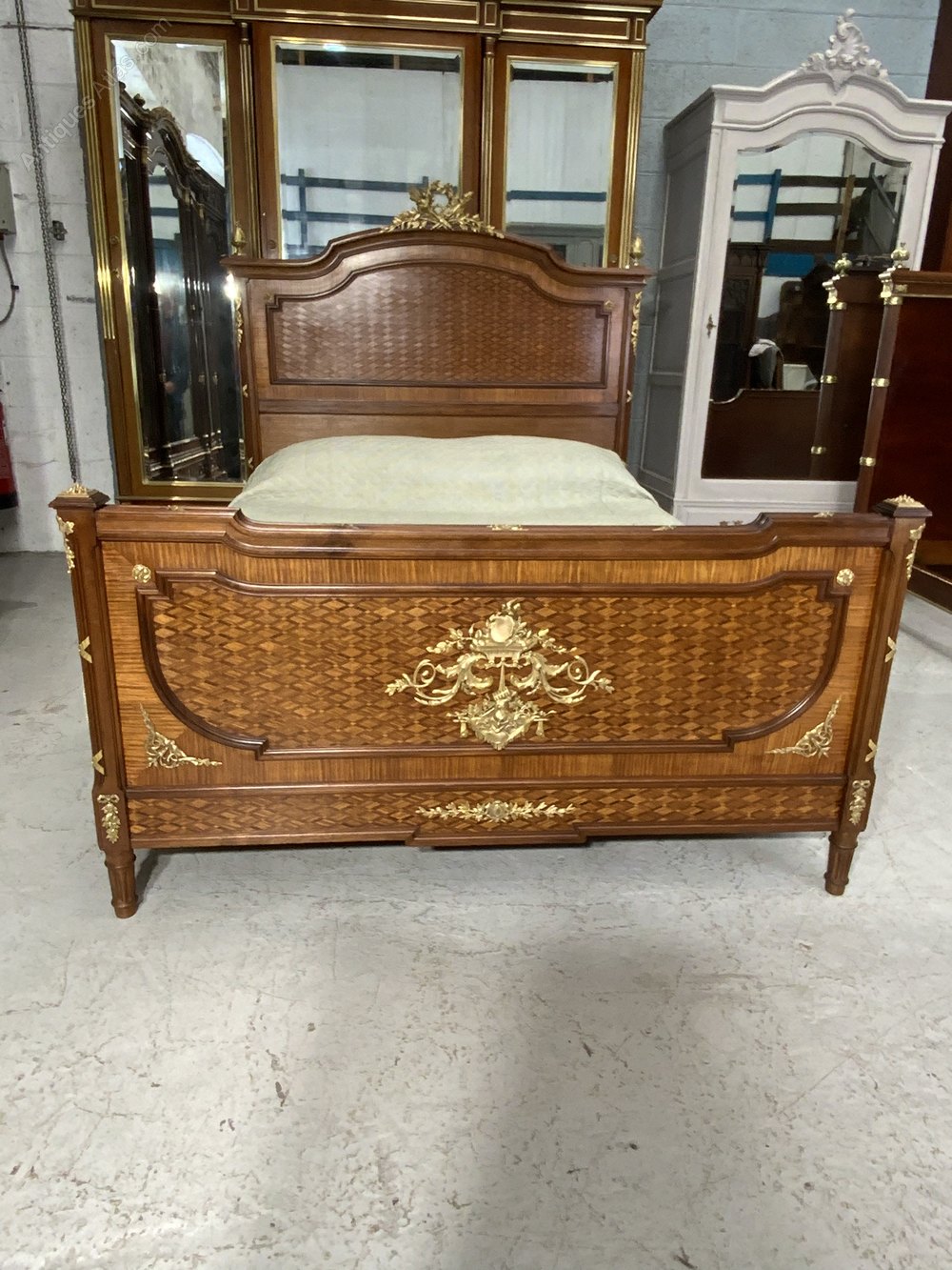 French King Size Bed With Brass Embellishments as819a461 / VI 1115